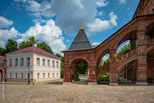 The stairway under the brick vaults is typical for the Moscow architecture of the 17th century. Sloping arches that serve as pillars stairways and arches.