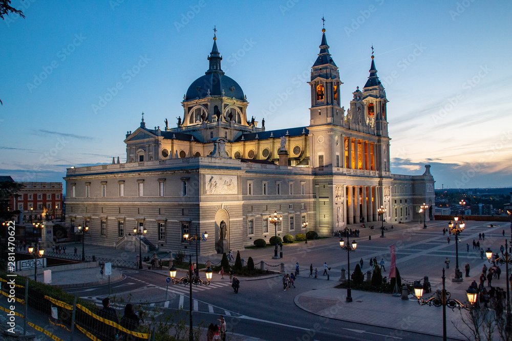 Kathedrale Santa Maria la Real de La Almudena in Madrid bei Dämmerung