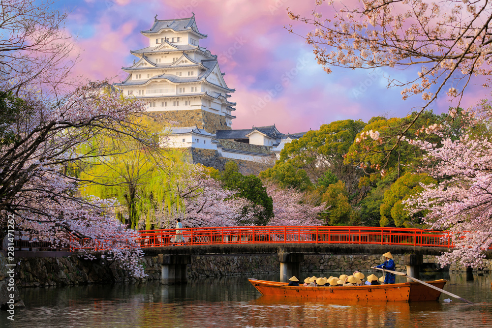 Fototapeta premium Himeji castle at sunset