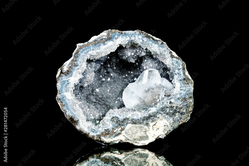 Quarzdruse oder Quarzgeode geöffnet vor Hintergrund schwarz, Quarz Druse Mineralien und Heilsteine Quarzdruse oder Quarzgeode geöffnet vor Hintergrund schwarz, Quarz Druse Mineralien und Heilsteine