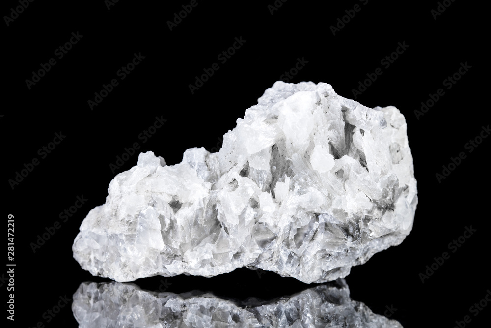 Calcit oder Kalzit Rohstein in weiß vor Hintergrund schwarz, Mineralien und Heilsteine