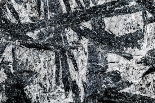 Hintergrund Turmalin oder Schörl in Muttergestein, Makro Nahaufnahme Mineralien und Heilsteine
