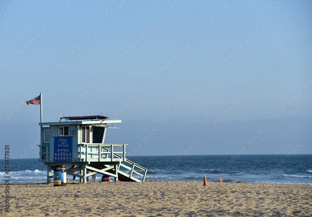 Obraz premium Lifeguard hut on the beach in the afternoon