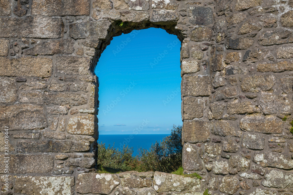 Aussichtsfenster in einer Steinwand mit Meerblick