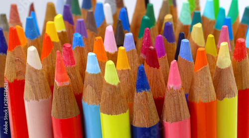 Crayons de couleur multicolore fond rentrée scolaire