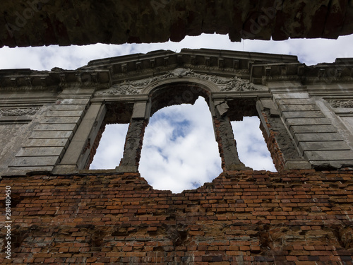 Denyshi.Ruiny manor Tereshchenko.Top window photo