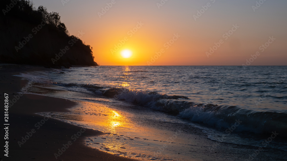 Obraz premium Sunrise over the sea morning beach