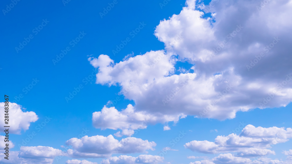Obraz premium Blue sky with clouds in summer sunny day