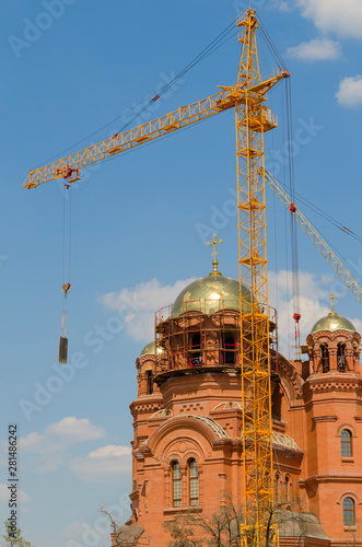 Wallpaper Mural Crane builds a red brick temple with domes Torontodigital.ca