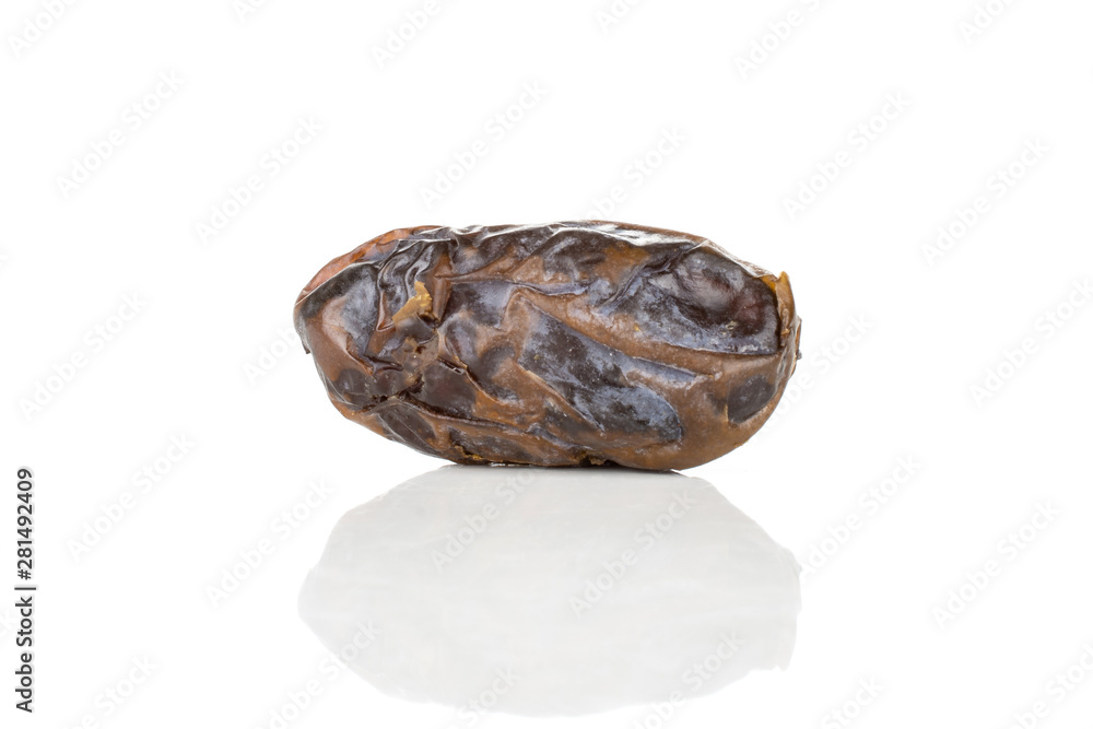 Obraz premium One whole dried brown date medjool isolated on white background