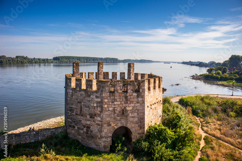 Foto Medieval Smederevo fortress by the Danube river in the Smederevo town in Serbia