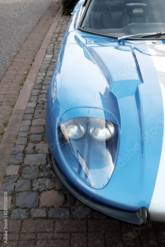 Doppelcheinwerfer mit Glasabdeckung eines Sportwagen in Blau Metallic der Sechzigerjahre und Siebzigerjahre beim Oldtimertreffen Golden Oldies in Wettenberg Krofdorf-Gleiberg bei Gießen in Hessen photo