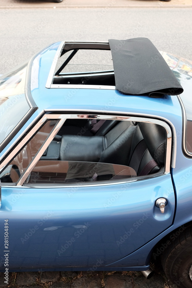 Exotischer englischer Sportwagen in Blau Metallic mit Stoffverdeck der ...