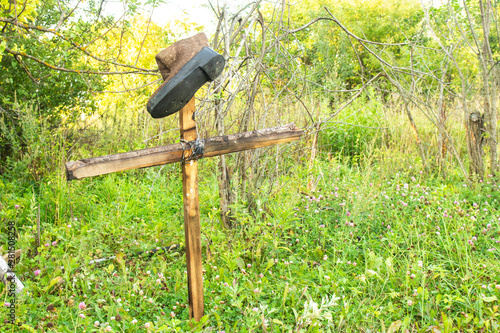 Tableau sur toile A strange cross on his boot, who could think it over