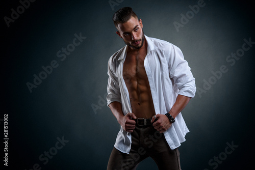 Fotografía Handsome Male Model Wearing Unbuttoned White Shirt Exposing His Muscular Torso