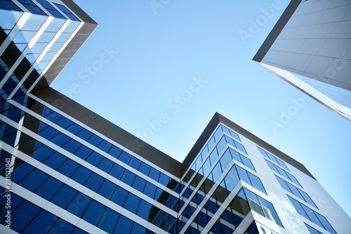 nowoczesny budynek biurowy z błękitne niebo i chmury