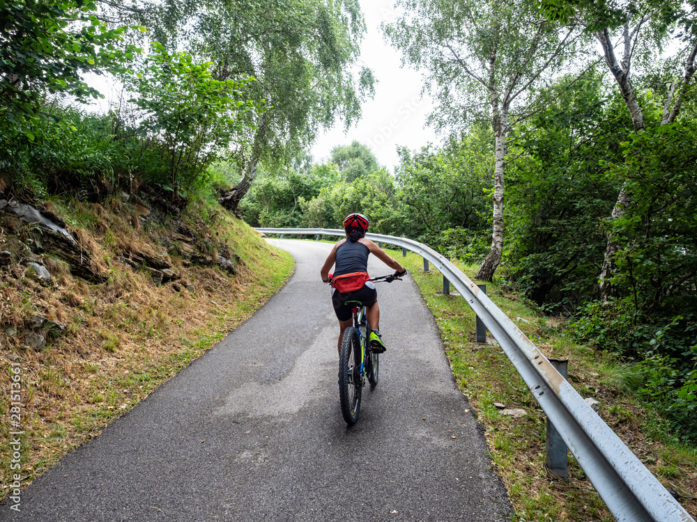 Fototapeta premium Cyclist on a trip in a mountain road