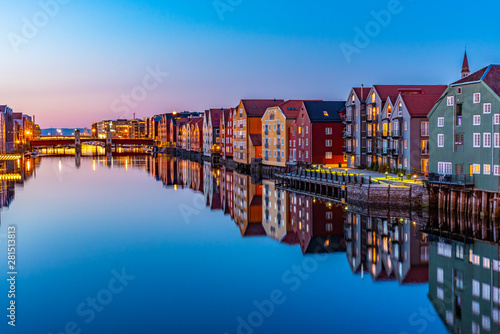 Tableau sur toile Sunset view of colorful timber houses surrounding river Nidelva in the Brygge di