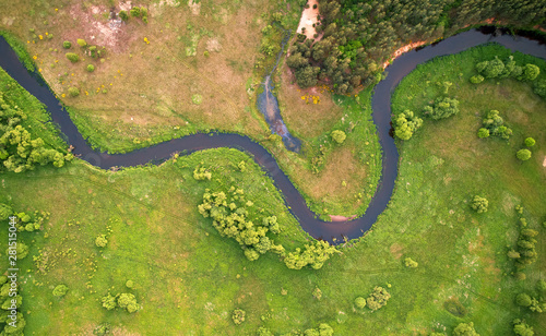 Antena krajobraz - dzika rzeka w lecie