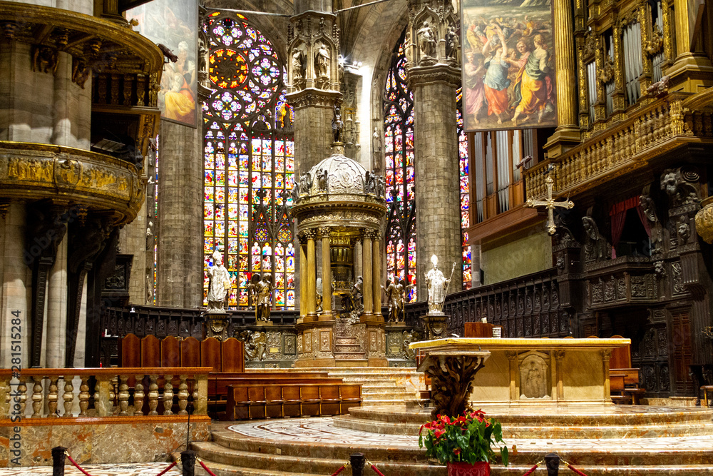 Obraz premium Milano, Italy. 2017/12/12. The altar with stained glass windows in the background. Duomo di Milano (Milan Cathedral)