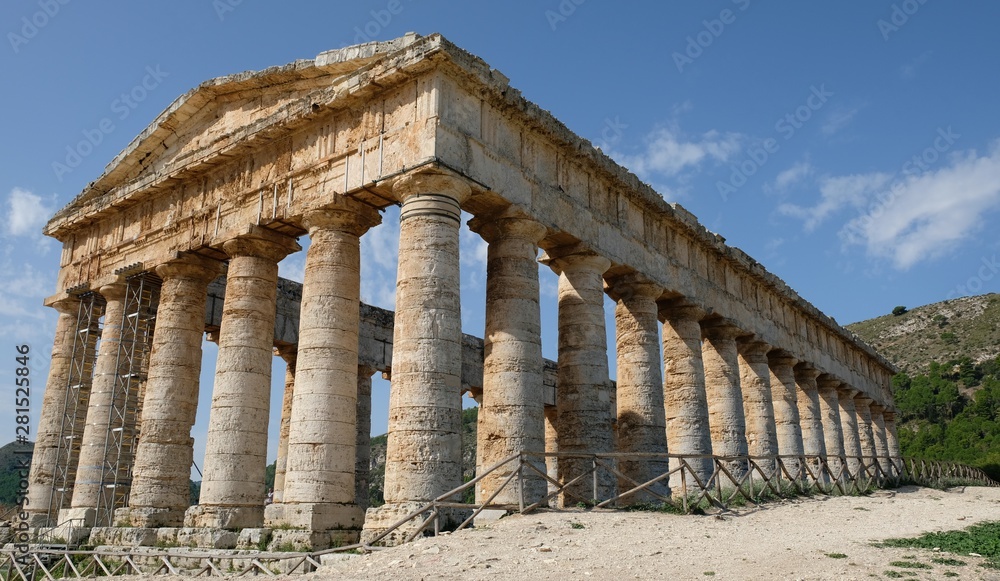 Obraz premium Segesta, Province of Trapani, Sicily. Segesta is one of the best preserved and beautiful of all the Greek archaeological sites in the Mediterranean. This is a Doric temple, built before 430 BC.