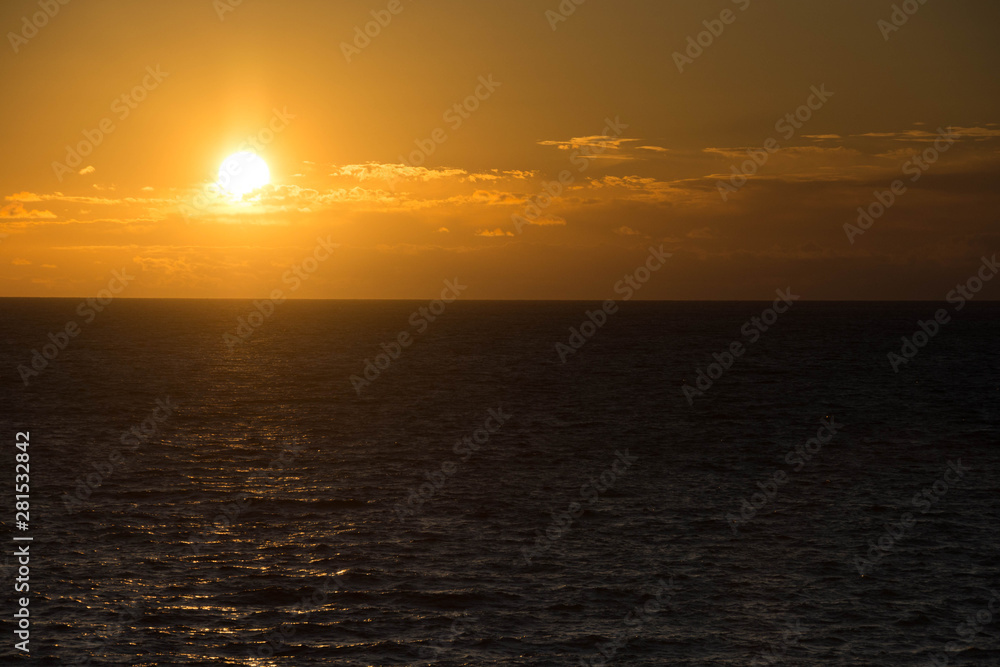 静かな海の夕陽