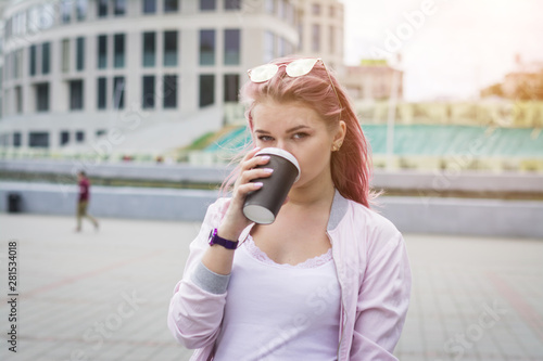 woman coffee break in city park