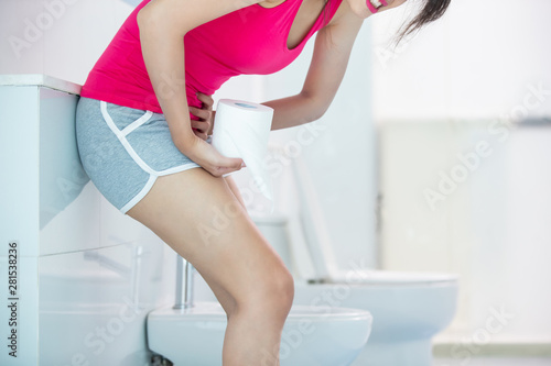 woman feel pain with diarrhea