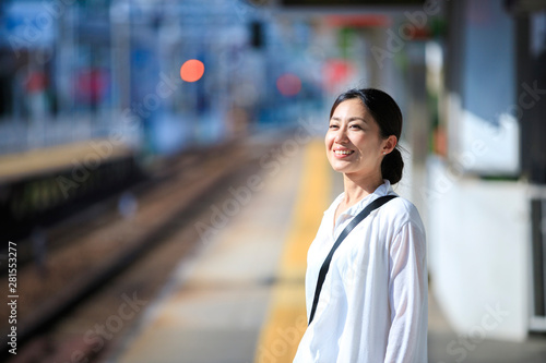 電車を待つ女性 photo