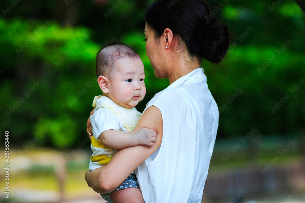 赤ちゃんを抱く母親 赤ちゃんを抱く母親