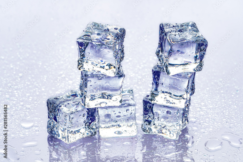 Obraz premium ice cubes on blue background
