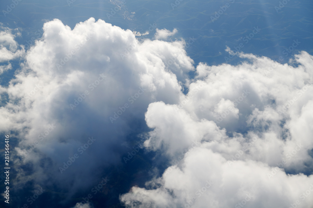 Take aerial photos of the sea of clouds on the plane. Take aerial photos of the sea of clouds on the plane.