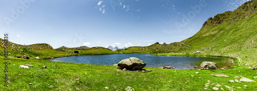 Bergpanorama mit See Pyrenäen Nationalpark Sommer