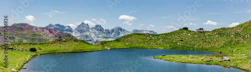 Bergpanorama mit See Pyrenäen Nationalpark Sommer