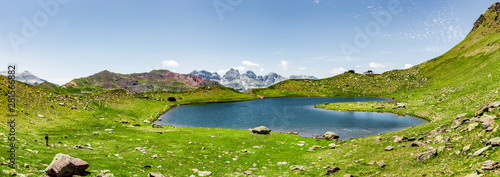 Bergpanorama mit See Pyrenäen Nationalpark Sommer