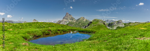 Bergpanorama mit See Pyrenäen Nationalpark Sommer