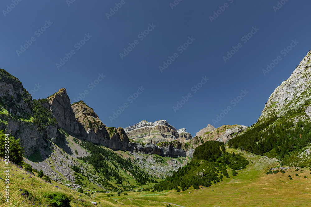 Obraz premium Bergpanorama Pyrenäen am Somport Pass Nationalpark Sommer