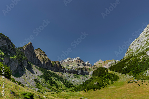 Bergpanorama  Pyrenäen am Somport Pass Nationalpark Sommer