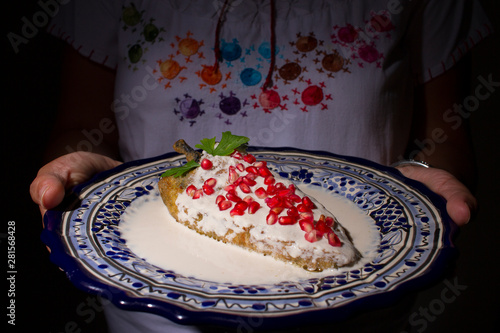 Chile en nogada platillo típico de Puebla México servido en plato de talavera