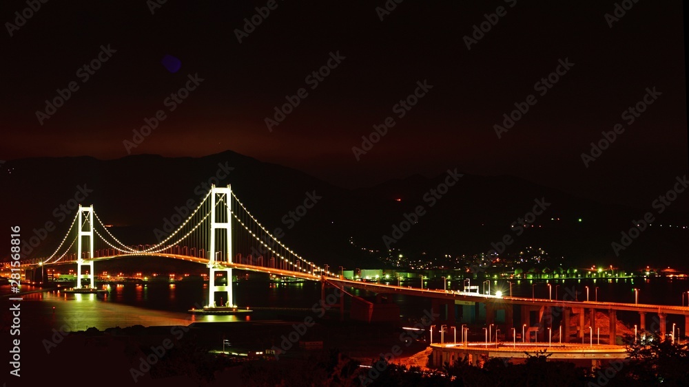 Fototapeta premium 室蘭港越しに見たライトアップされた白鳥大橋の情景＠北海道