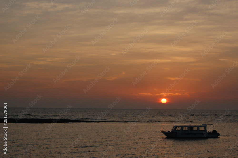 夕日の海岸にグラスボート 夕日の海岸にグラスボート
