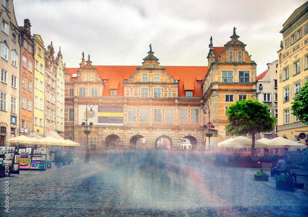 Obraz premium Stone streets and tourists Gdansk