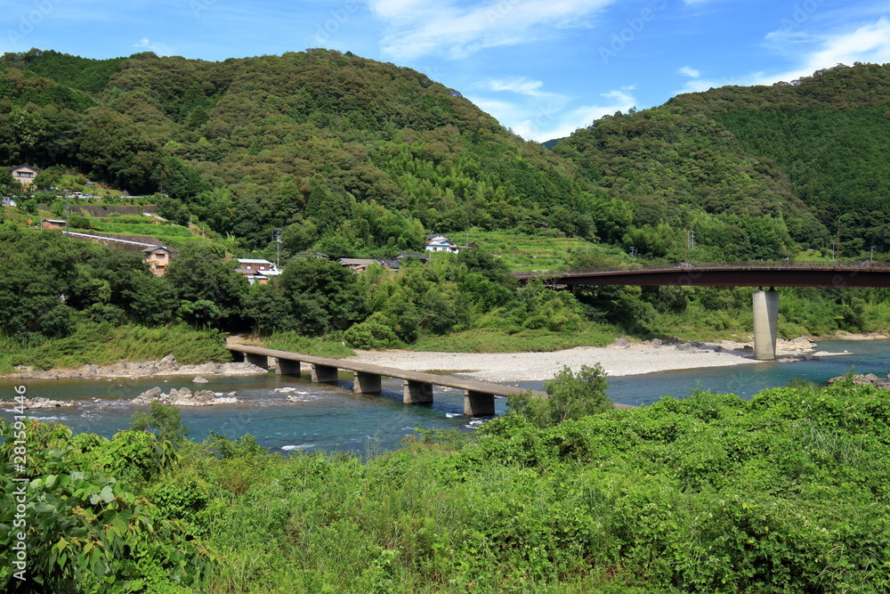 四万十川と中半家沈下橋 四万十川と中半家沈下橋