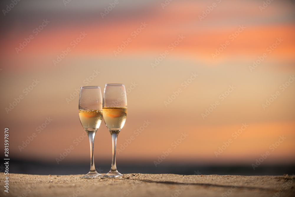 夕焼けとワイングラス