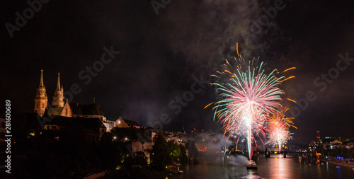Feuerwerk auf dem Rhein in Basel zum Schweizer Nationalfeiertag am 1. August