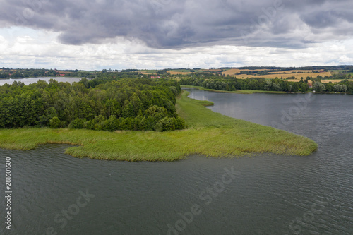 Warmia, mazury, zdjęcie jeziora, wyspy w zachmurzony dzień z drona