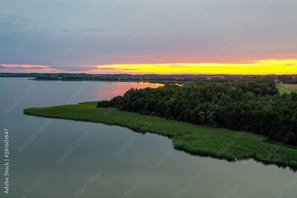 Warmia, mazury, zdjęcia jeziora o zachodzie słońca z drona 