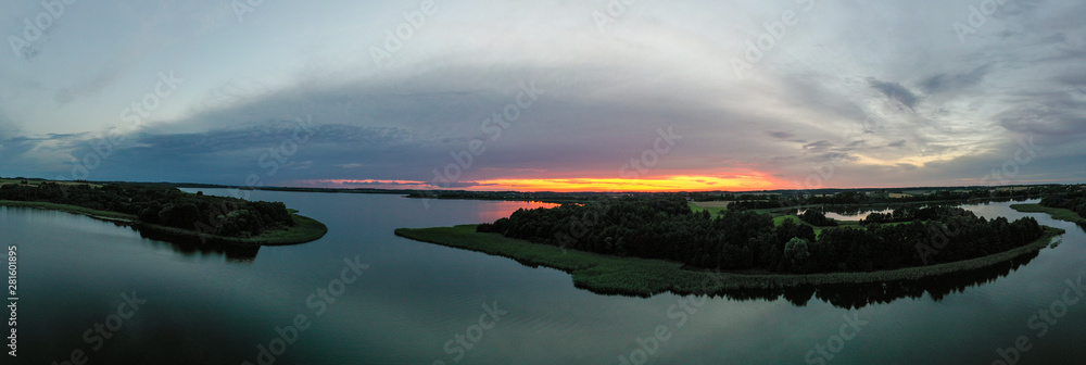 Fototapeta premium Warmia, mazury, zdjęcia jeziora o zachodzie słońca z drona 