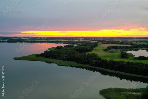 Fototapeta Naklejka Na Ścianę i Meble -  Warmia, mazury, zdjęcia jeziora o zachodzie słońca z drona 