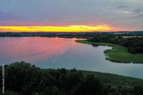Warmia, mazury, zdjęcia jeziora o zachodzie słońca z drona © Arkadiusz